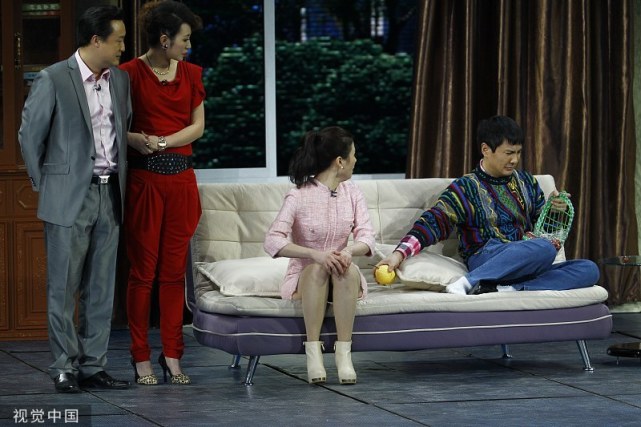 台上,他与黄杨,艾伦合作表演小品《今天的幸福》,导演,编创都是闫非