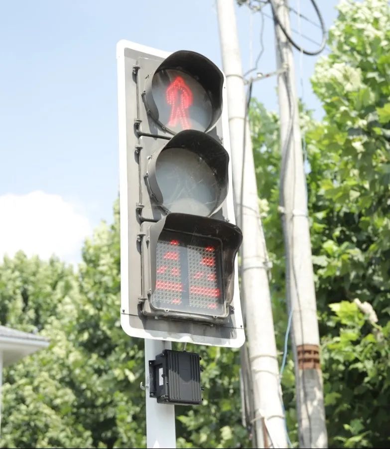 会说话的红绿灯首次亮相汇川街头