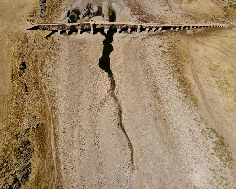 淹没水下的教堂被发现，英国热浪导致多地水位下降