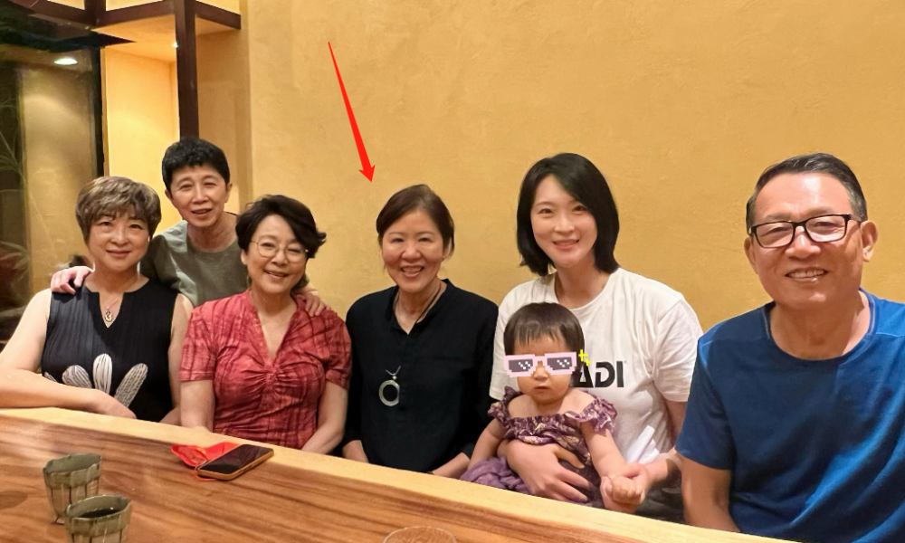 62岁郎平与老公现身聚会胸口挂一个超大玉环一头黄发面泛油光