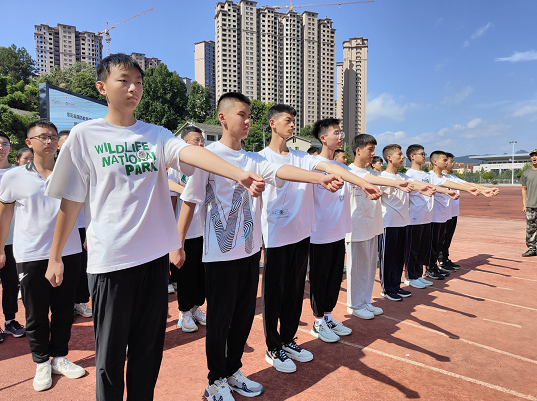 高温下的磨练绥阳中学高一新生军训开训