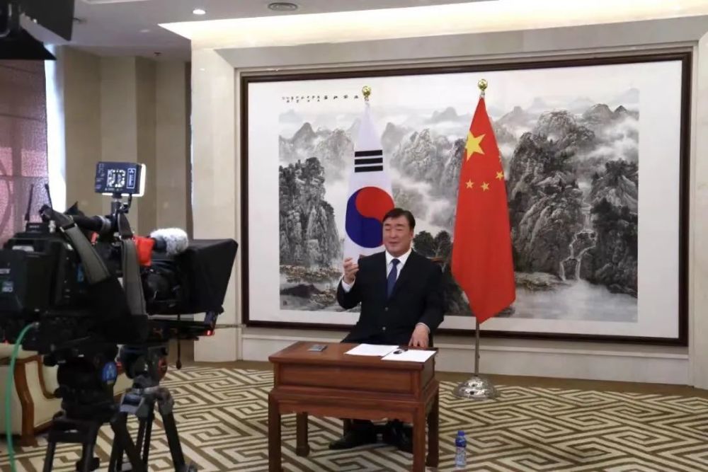 中国驻美大使秦刚接受美主流媒体联合采访，密集回答了20多个问题