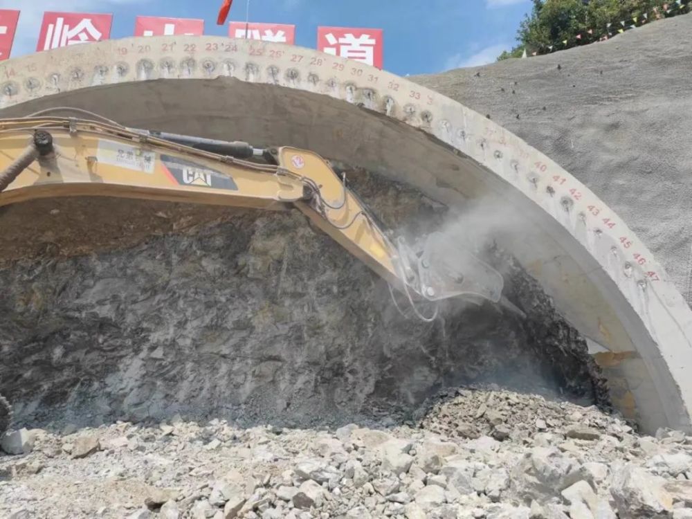 351国道台州临海段沙滩头隧道,大岭山隧道进洞施工_腾讯新闻