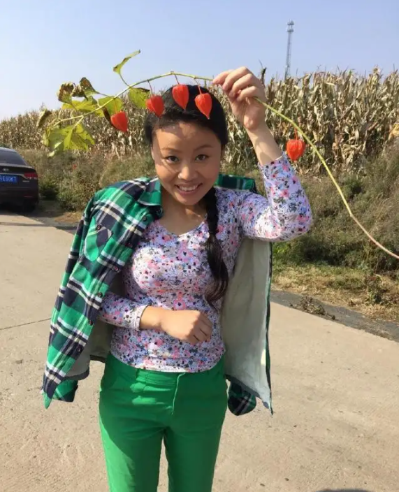 草帽姐全家出动,赴北京探望恩人毕福剑,博眼球还是真感恩?