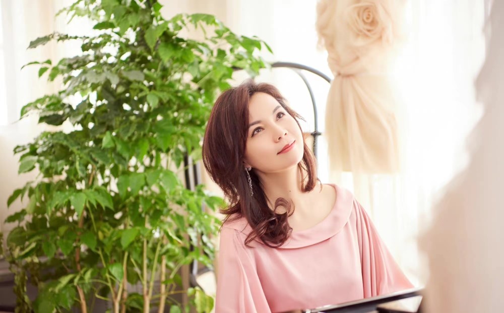 53岁周冰倩近况曝光,穿黑色背心丰满迷人,容颜未改身材仍似少女_腾讯