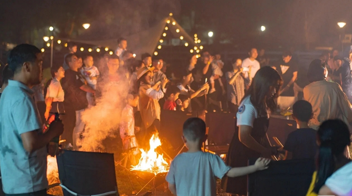 星光市集,啤酒花园,篝火晚会在大草坪上你可以漫步在星光市集看看手