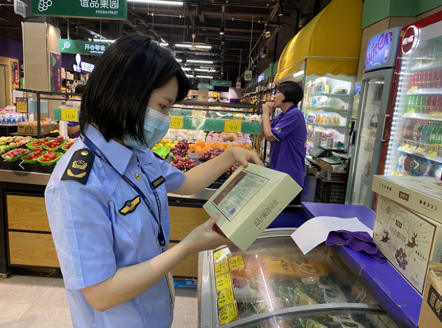 加大普法宣傳力度,強化監管執法,對於過度包裝,食品安全,未明碼標價等