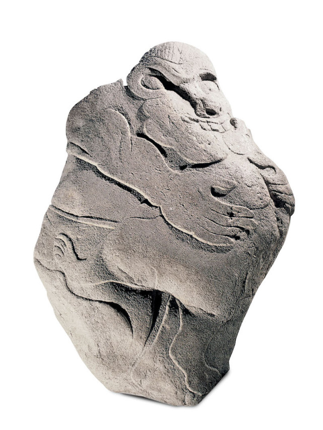 图10 胡人抱熊石雕,西汉,高277厘米,宽172厘米,霍去病墓,茂陵博物馆藏