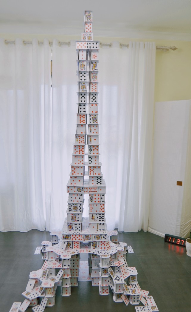 1小时内搭建27层高的纸牌屋!半岛最先报道过的"纸牌建筑师"创造吉尼斯