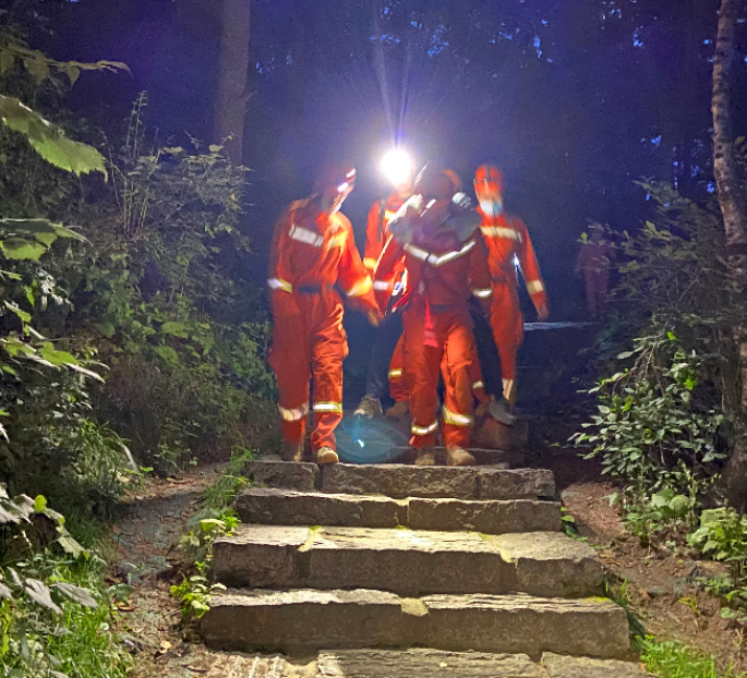 七旬老人爬百花山旧伤复发，消防员轮流背其下山熏鲅鱼是哪里特产