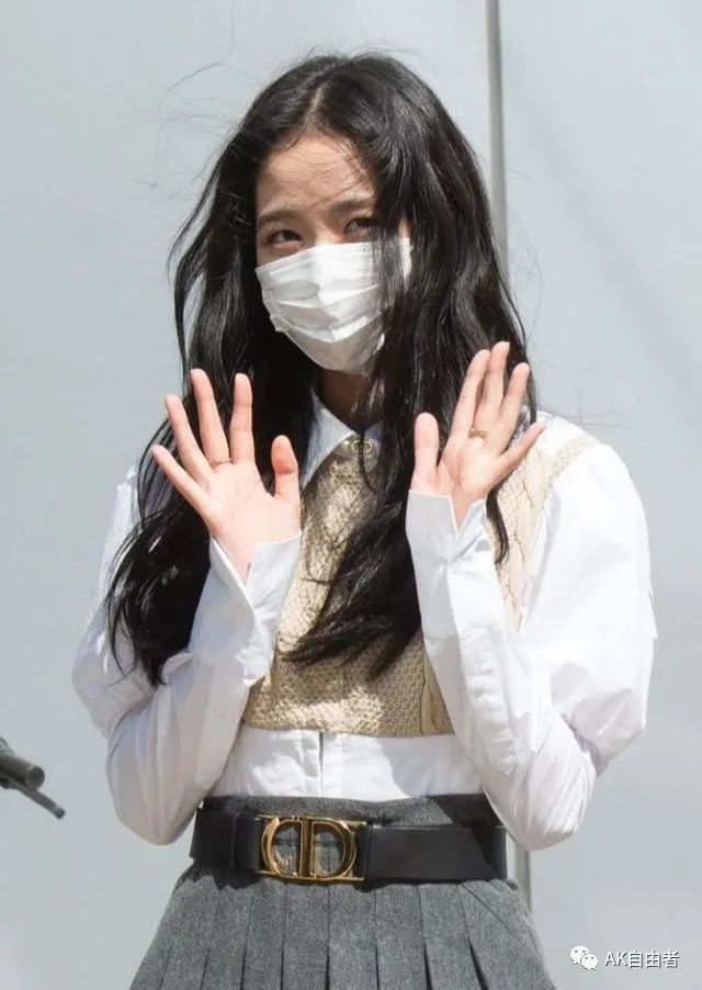 朴彩英(rosé)和金智秀(jisoo)也都穿着对色的马甲,十分抢眼.