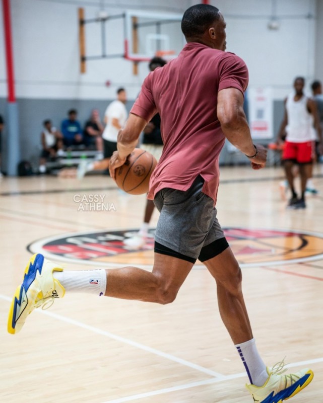 美媒晒威少近日训练照 肌肉线条明显上脚新款个人战靴_腾讯新闻