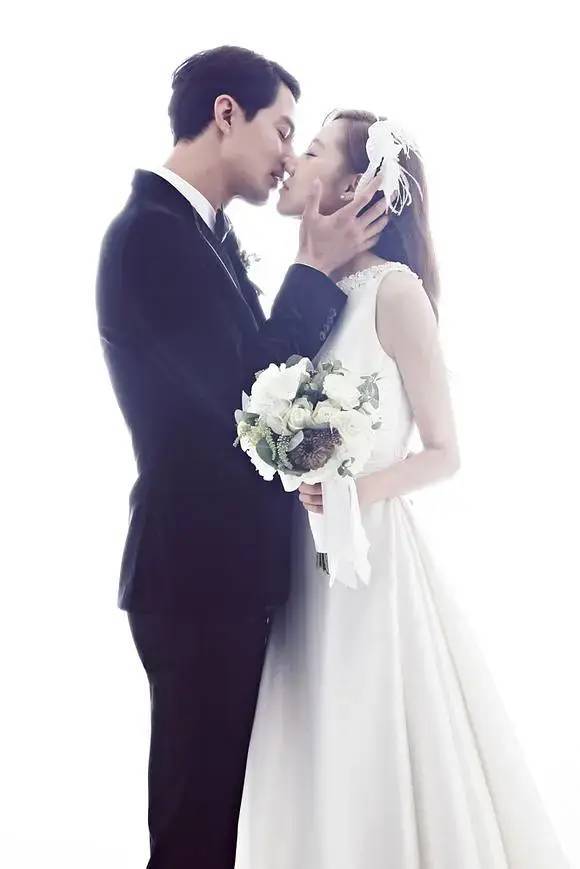 孔孝真和赵寅成但除了早年公开过柳承范和李阵郁两位男友,孔孝真一直