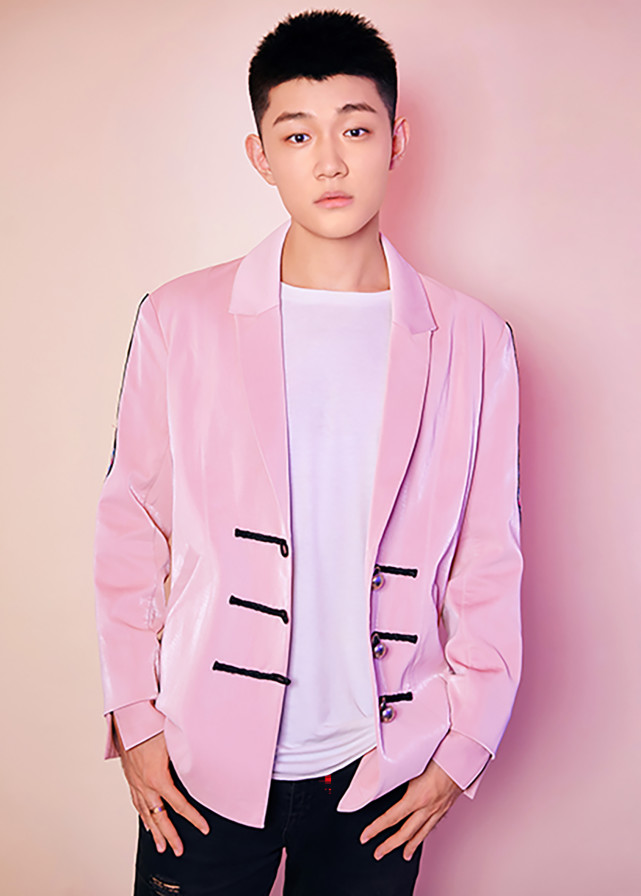 吴天昊曝粉色系西装look粉白相映彰显青春活力