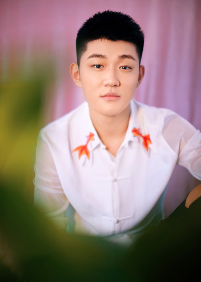 吴天昊曝粉色系西装look粉白相映彰显青春活力