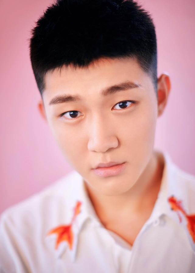 吴天昊曝粉色系西装look 粉白相映彰显青春活力_腾讯新闻