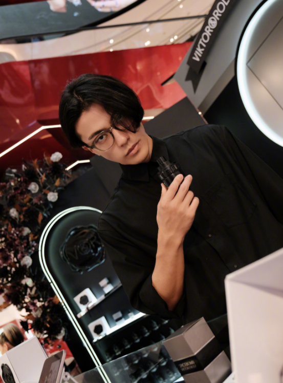 随着仲尼的人设崩塌,网友们也扒出了仲尼之前的资料.