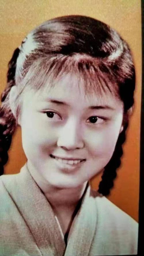 因"刘三姐"走红,与丈夫50年婚姻有笑有泪,79岁的黄婉秋怎样了