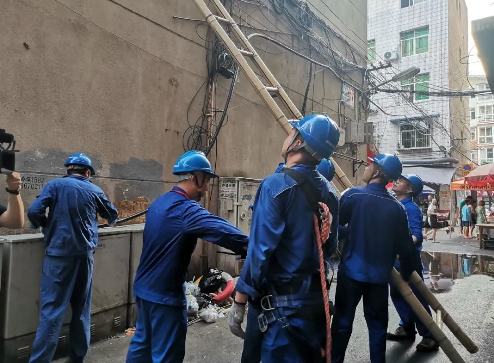 抢修现场:9位电力工人奋战5个小时……_腾讯新闻