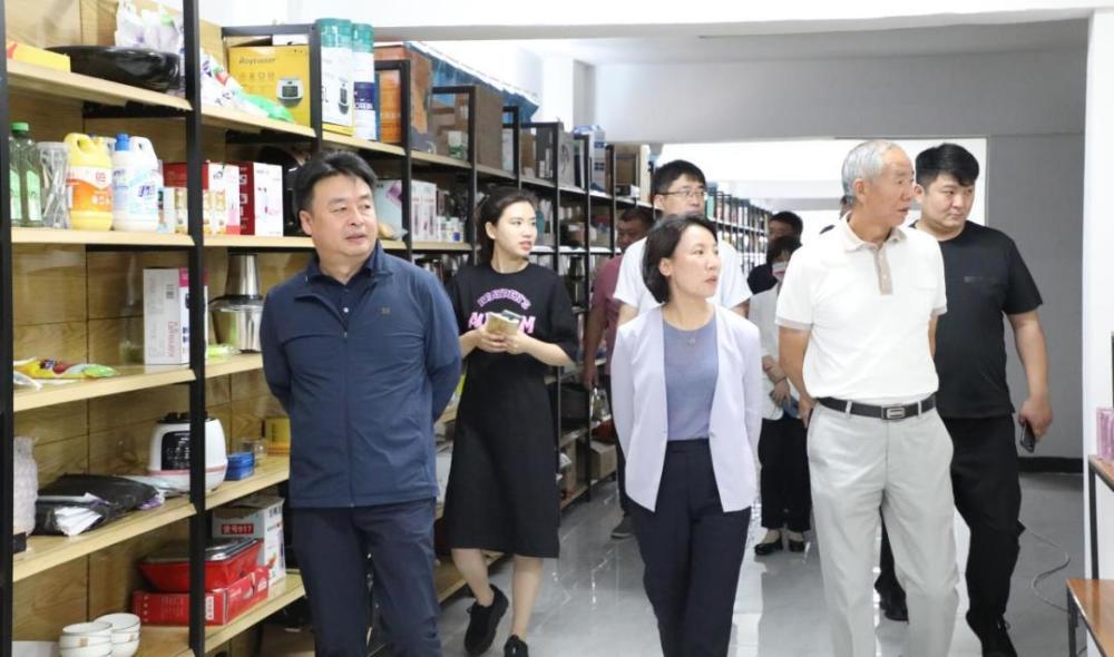 谢帆一行先后来到娘娘家直播基地,睿海二手进口钢琴直播基地和圣士