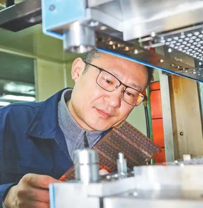 他就是曹杰,1973年11月生,安徽省铜陵市人,现任铜陵三佳山田科技股份