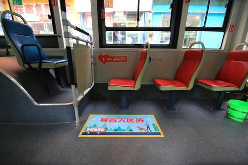 为了方便盲人和导盲犬,爱心座位设置在公交车车厢的前部位置并有明显