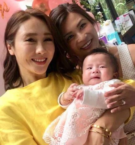 那些拼三胎的香港女星,有人老得白发爬头,有人依旧少女感满满_腾讯