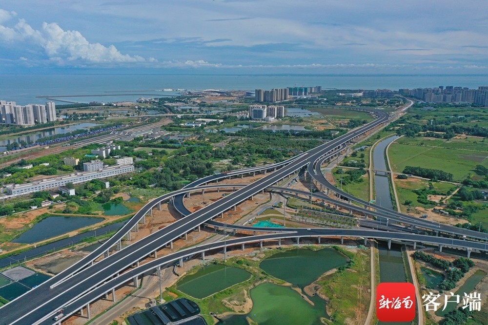 g15沈海高速海口段海秀互通桥面沥青铺设完成