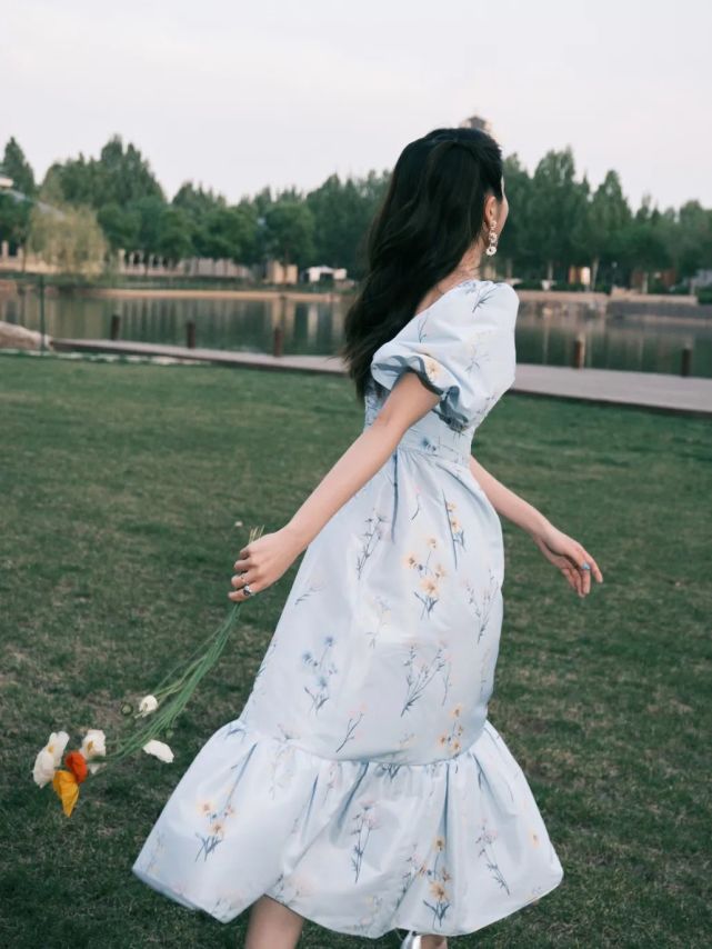 张雪迎这条带有泡泡袖的淡蓝色碎花裙同样来自self-portrait,上身之后