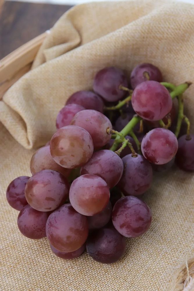 口腔和指尖一起微微发力,噗叽一下就脱皮了,果肉是肉眼可见的饱满