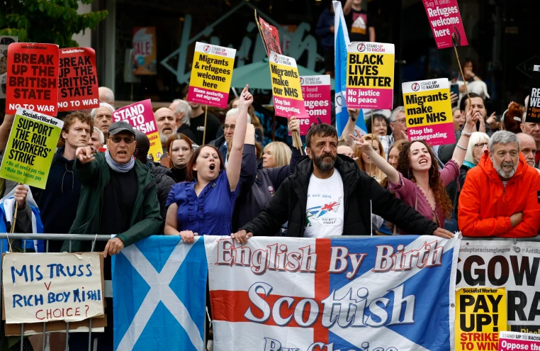 特拉斯：“不允许英国‘家庭’分裂”，苏格兰示威者：“保守党滚出去！”
