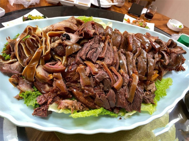 山東大哥賣驢頭肉,大耳驢頭598一個,半隻4斤肉,每天限量30個