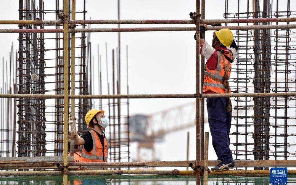 建筑工人要"实名"更要有"实利" |新京报快评_腾讯新闻