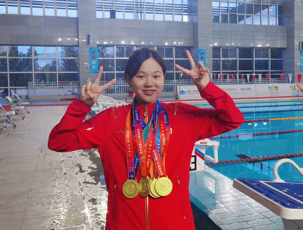 选手 芮健耘选手 张佳琪赛场上,蛙泳,蝶泳,自由泳……贵阳队的游泳健