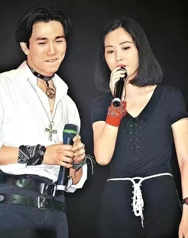 再比如说被称之为"师奶杀手"温兆伦,明明是自己有错在先,反斥责第一任