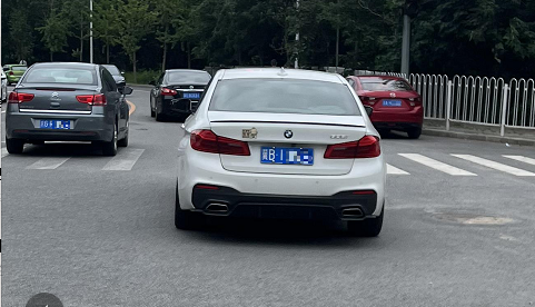 面包车不挂牌,车尾喷涂号也是假的!北京交警:重罚!