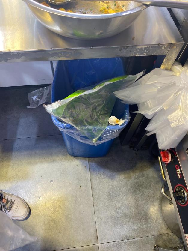 浦江县刘文小吃店厨房垃圾桶未加盖上线平台:美团,饿了么地址:浦阳