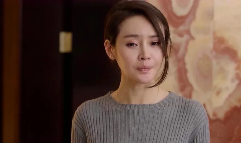 39岁于明加锻炼身材辣,穿内衣身形曲线太完美,蚂蚁腰无一丝赘肉_腾讯