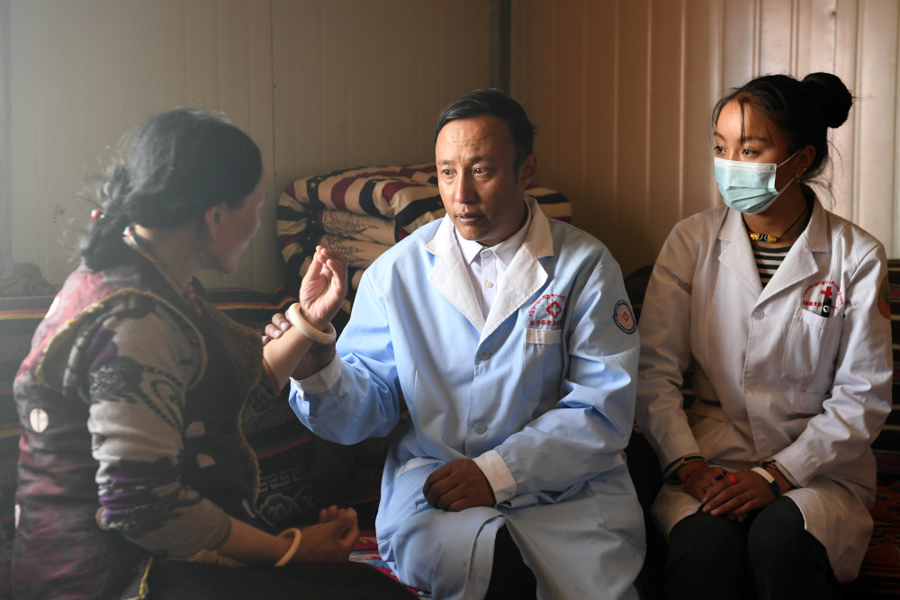 (新华全媒 )"80后"藏医扎根海拔4700米偏远乡镇从医20载