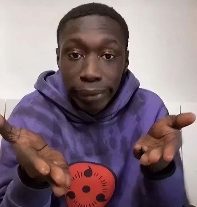 一些人也开始对他的身份感到好奇,开始追溯起此人背后的"万恶之源",想