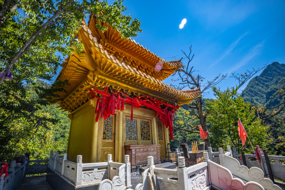 海拔1480米的峰顶上,建有一座百年道观,就在中部最大原始森林中