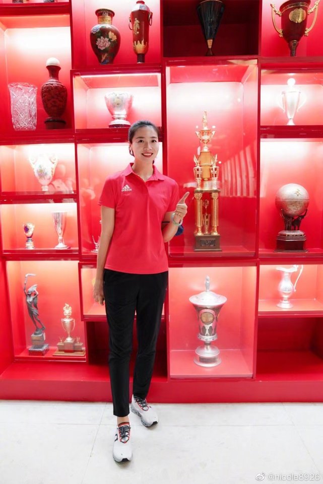 魏秋月最新照片出炉!女排女神亮相活动现场,还是那么漂亮-腾讯新闻