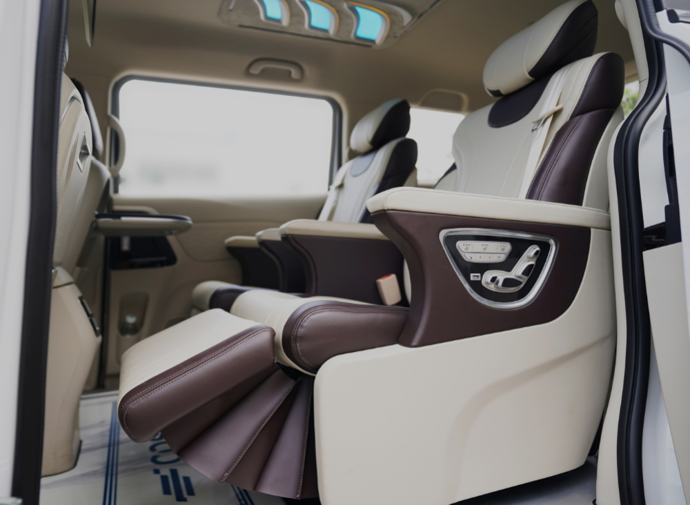 长安版“埃尔法”，造型霸气，带吸顶电视，搭载1.5T还有按摩座椅