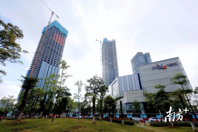 松山湖万象汇暨嘉宏国际大厦项目提前全面封顶