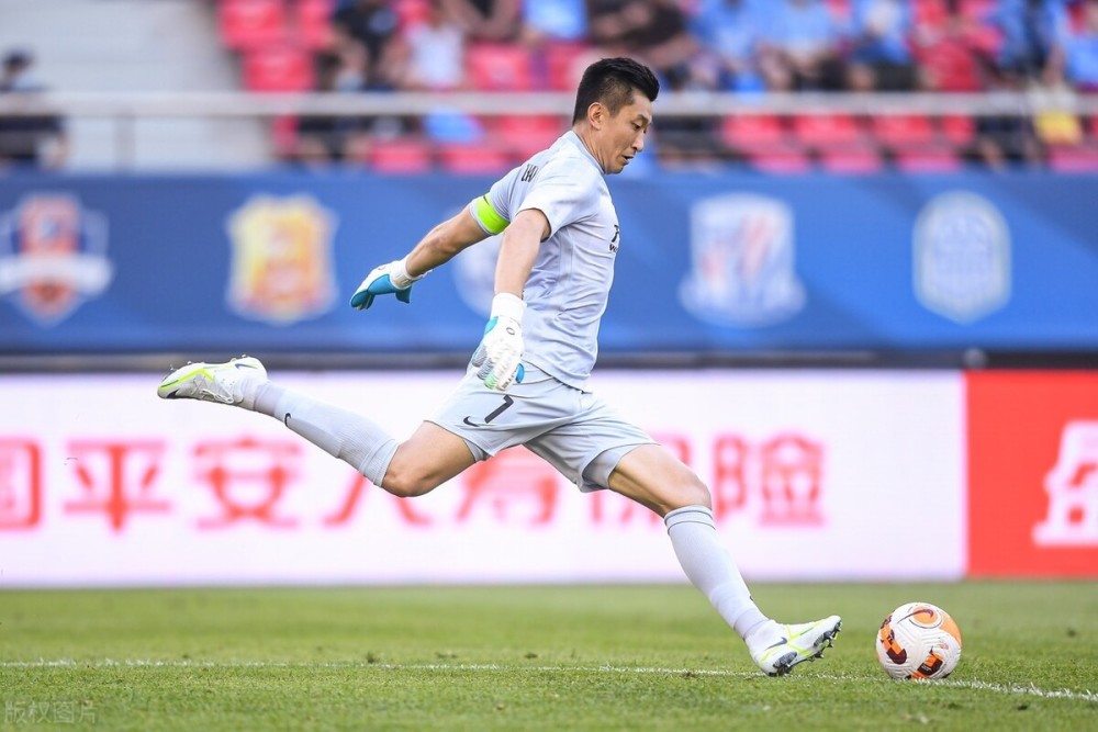 大连球迷觉得既然张翀在门将位置上发挥不稳定,那么球队就可以考虑给