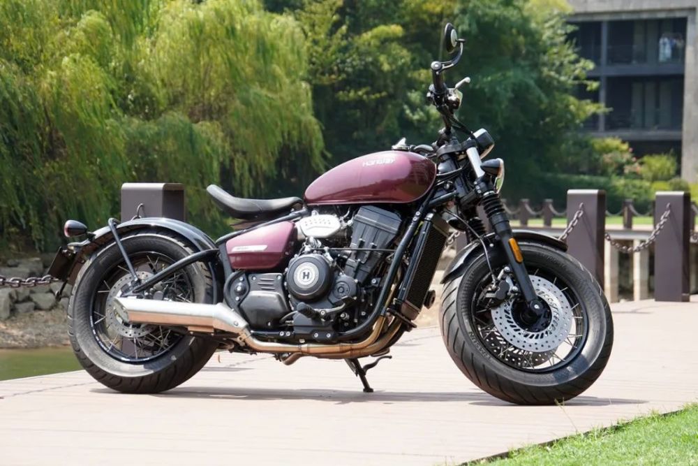 它是一台具有浓烈bobber味道的单座复古巡航车,对于这一类车型来说