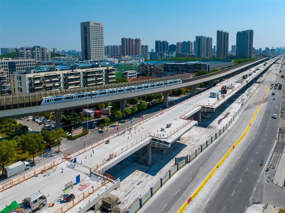 8月18日,俯瞰g107武汉市东西湖段额头湾至九通路吴家山高架桥,数十台