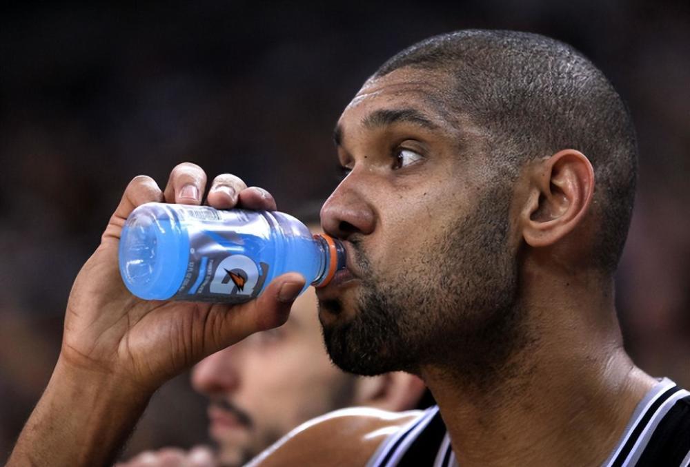 姚明把矿泉水喝成口服液,杜兰特隔着毛巾喝_腾讯新闻