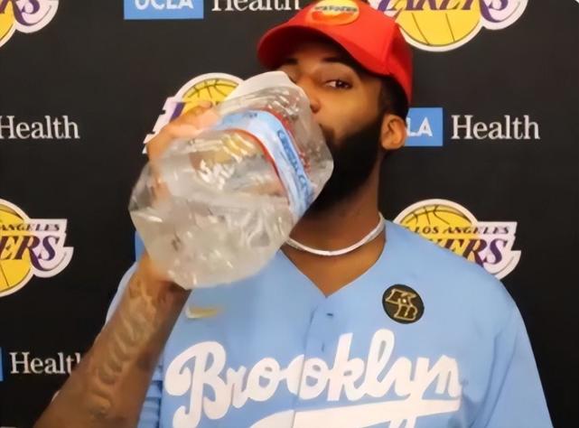 喝水的画面,毕竟刚才已经展示过,普通的水杯根本不够喝,因此nba球员们