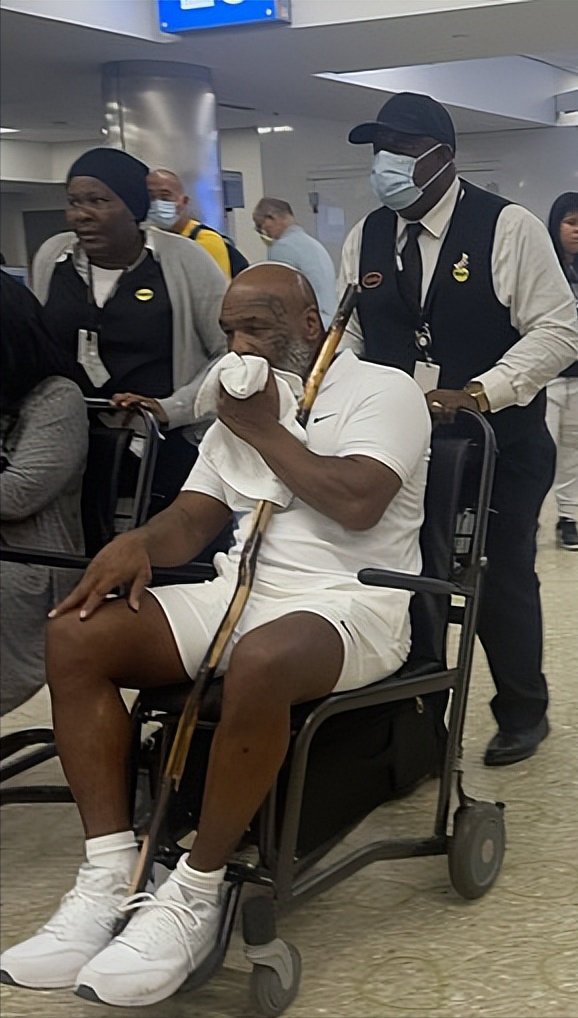 56岁的拳王泰森老成这样了?坐轮椅罕见亮相,受病痛折磨让人感慨